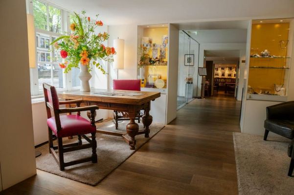 Ambassade Hotel